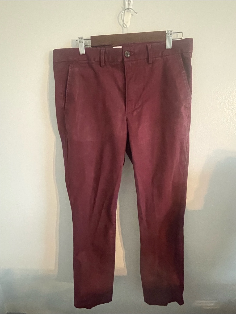 GAP Men's Slim Chino Pants in Burgundy
